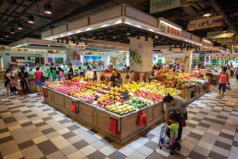 In Link REIT's renovated fresh market, the old tiled walls behind each stall have been removed, allowing shoppers to see across the entire area. In Link REIT's renovated fresh market, the old tiled walls behind each stall have been removed, allowing shoppers to see across the entire area.