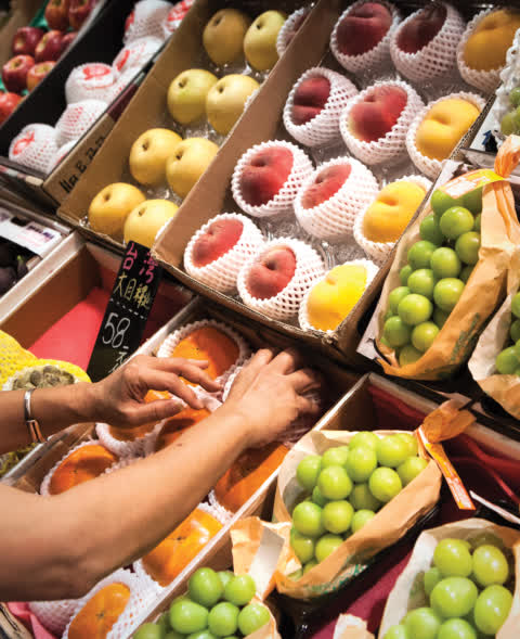Fresh and colourful products are displayed in attractive way in the renovated Link REIT fresh markets. Fresh and colourful products are displayed in attractive way in the renovated Link REIT fresh markets.