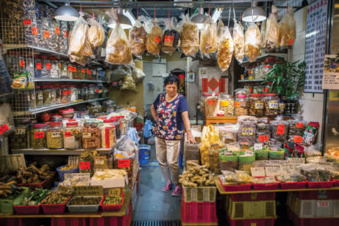 Small family-run businesses in Link REIT fresh markets can be passed down to members of the next generation, who are more willing to continue the business now that there is a better operating environment. Small family-run businesses in Link REIT fresh markets can be passed down to members of the next generation, who are more willing to continue the business now that there is a better operating environment.